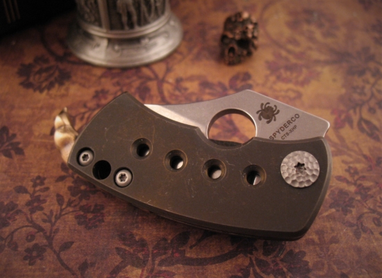 Spyderco / Jon McNees - McBee w/Stinger & Bead - Bronze - Image 2